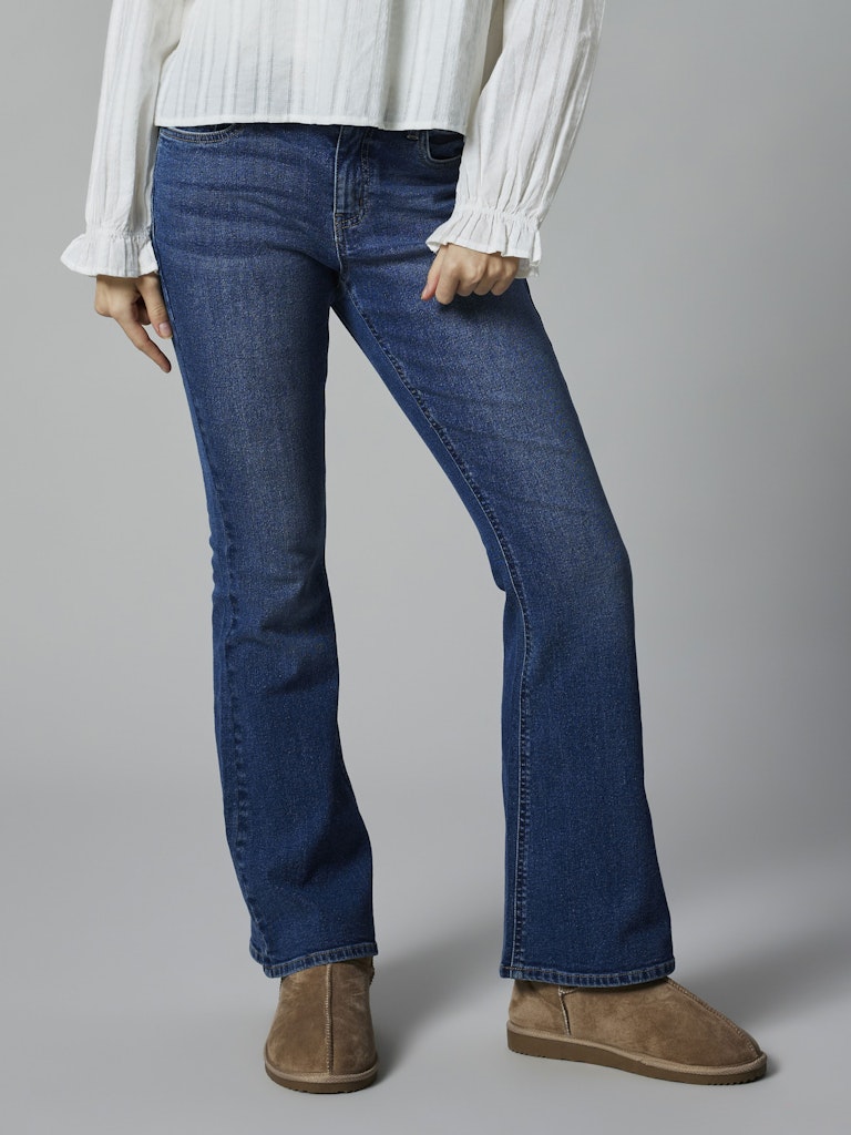 Blå low waist flared jeans med snygga bakfickor med knapp och broderade sömmar. Ungdomskläder till tjej, utsvängda blå jeans.
NLFBLIBLING DNM S LW FLARED PANT
13249634