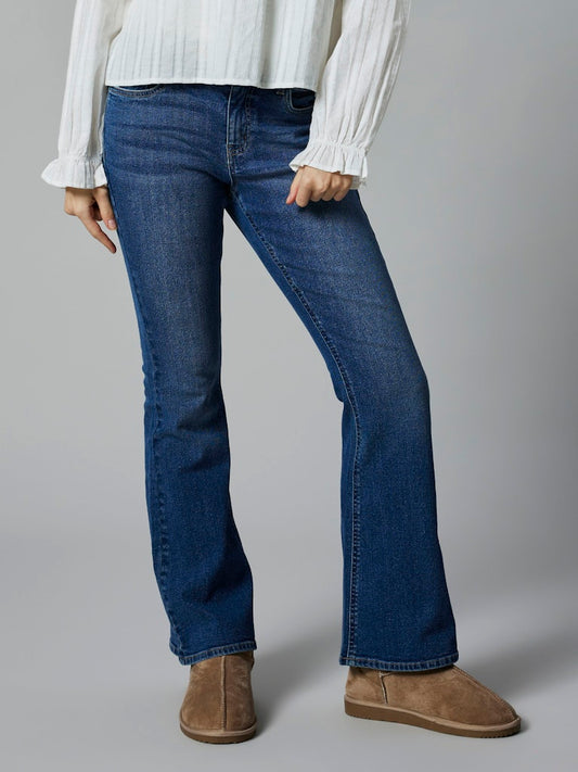 Blå low waist flared jeans med snygga bakfickor med knapp och broderade sömmar. Ungdomskläder till tjej, utsvängda blå jeans.
NLFBLIBLING DNM S LW FLARED PANT
13249634