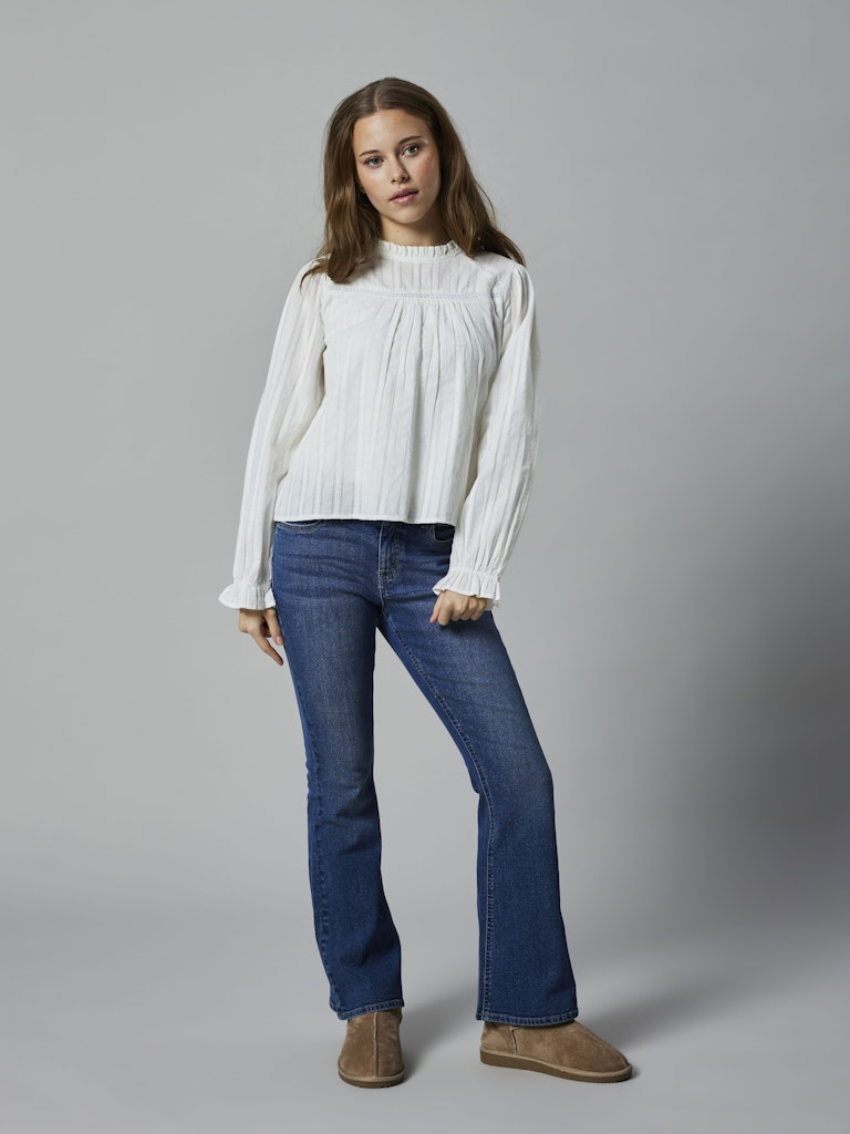 Blå low waist flared jeans med snygga bakfickor med knapp och broderade sömmar. Ungdomskläder till tjej, utsvängda blå jeans.
NLFBLIBLING DNM S LW FLARED PANT
13249634