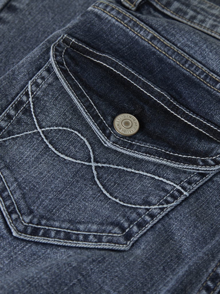 Blå low waist flared jeans med snygga bakfickor med knapp och broderade sömmar. Ungdomskläder till tjej, utsvängda blå jeans.
NLFBLIBLING DNM S LW FLARED PANT
13249634