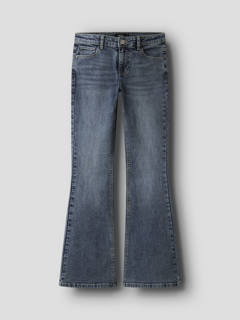 Blå low waist flared jeans med snygga bakfickor med knapp och broderade sömmar. Ungdomskläder till tjej, utsvängda blå jeans.
NLFBLIBLING DNM S LW FLARED PANT
13249634