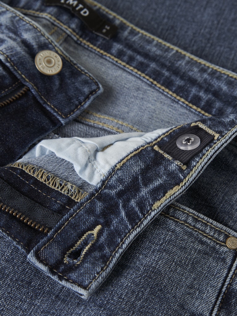 Blå low waist flared jeans med snygga bakfickor med knapp och broderade sömmar. Ungdomskläder till tjej, utsvängda blå jeans.
NLFBLIBLING DNM S LW FLARED PANT
13249634