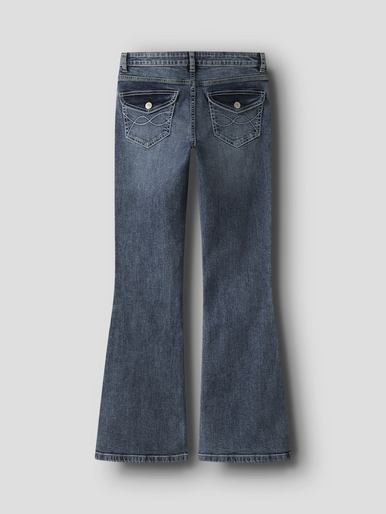 Blå low waist flared jeans med snygga bakfickor med knapp och broderade sömmar. Ungdomskläder till tjej, utsvängda blå jeans.
NLFBLIBLING DNM S LW FLARED PANT
13249634