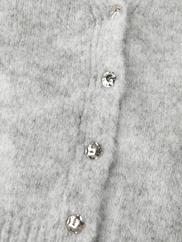 Ljus grå stickad v-ringad kofta till tjej. Cardigan till ungdom flicka från LMTD. Snygg, stilren och mysig.
NLFBULLO LS SHORT V-NECK KNIT CARDIGAN
13258399
