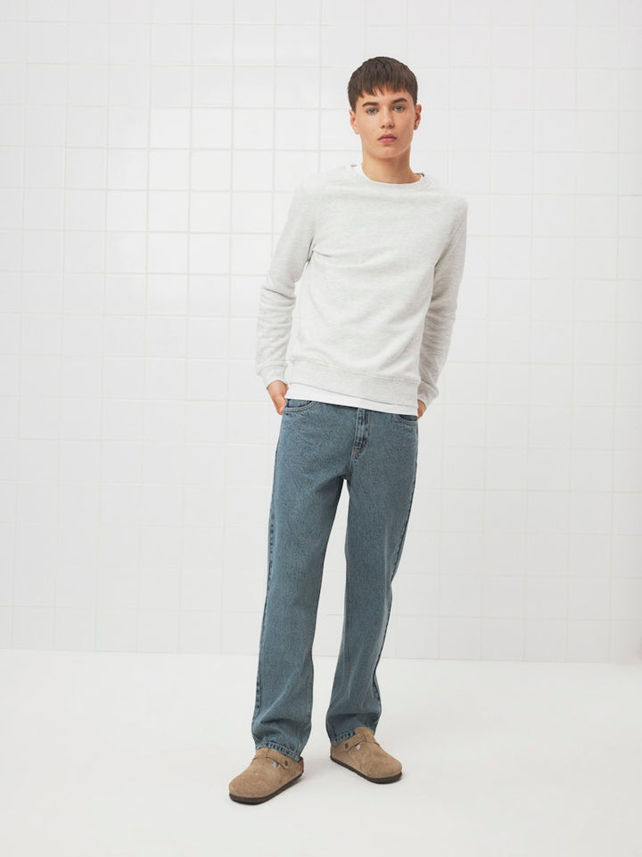 Ljus grå sweatshirt tröja i unisex modell till kille och tjej. Långärmad sweat tröja från LMTD.
NLNNIZU LS BRU O-NECK SWEAT NOOS
13234687