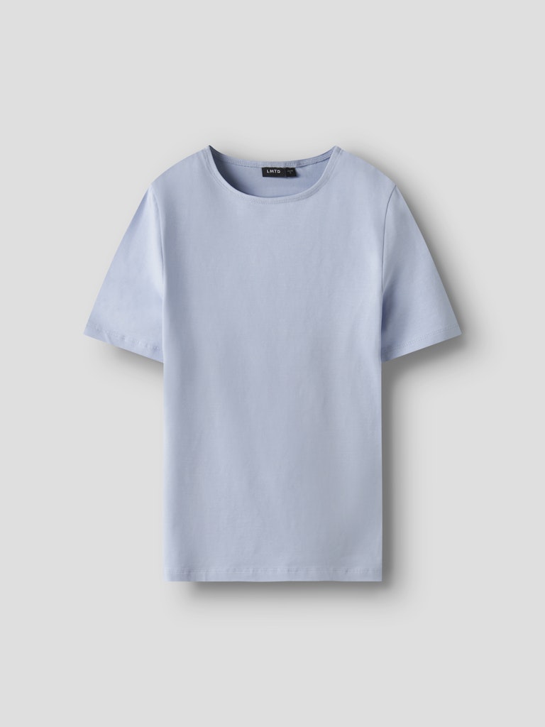 Kortärmad t-shirt till ungdom tjej. Ljus blå enfärgad slim topp till flicka, ekologiska barnkläder från LMTD.
NLFBOVAS SS SHORT S TOP NOOS
13252452