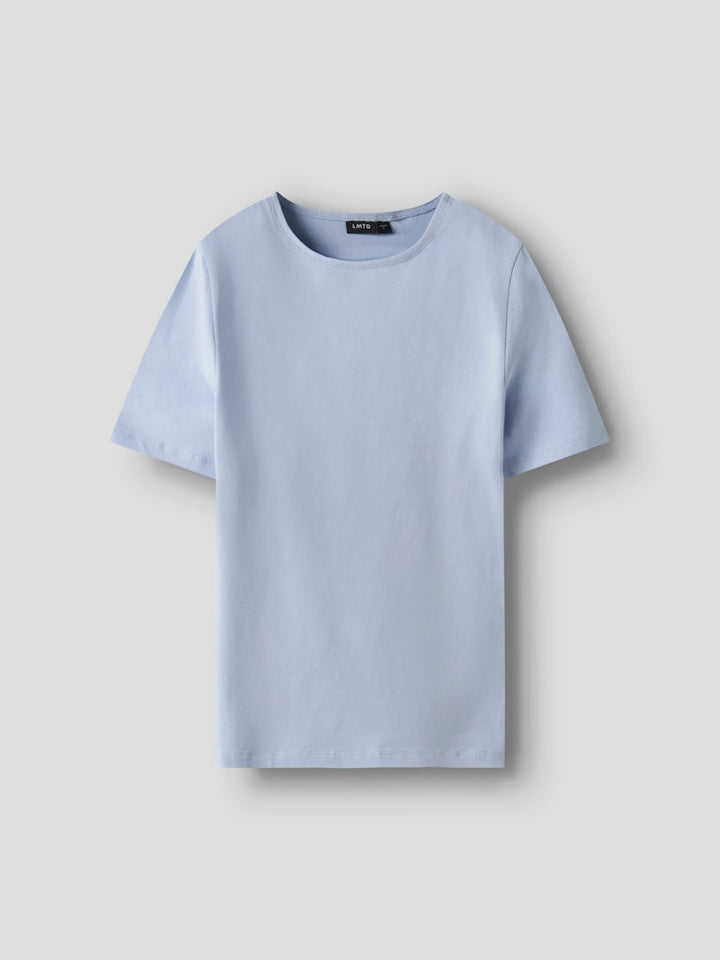 Kortärmad t-shirt till ungdom tjej. Ljus blå enfärgad slim topp till flicka, ekologiska barnkläder från LMTD.
NLFBOVAS SS SHORT S TOP NOOS
13252452