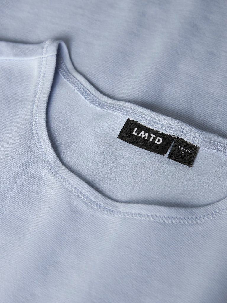 Kortärmad t-shirt till ungdom tjej. Ljus blå enfärgad slim topp till flicka, ekologiska barnkläder från LMTD.
NLFBOVAS SS SHORT S TOP NOOS
13252452