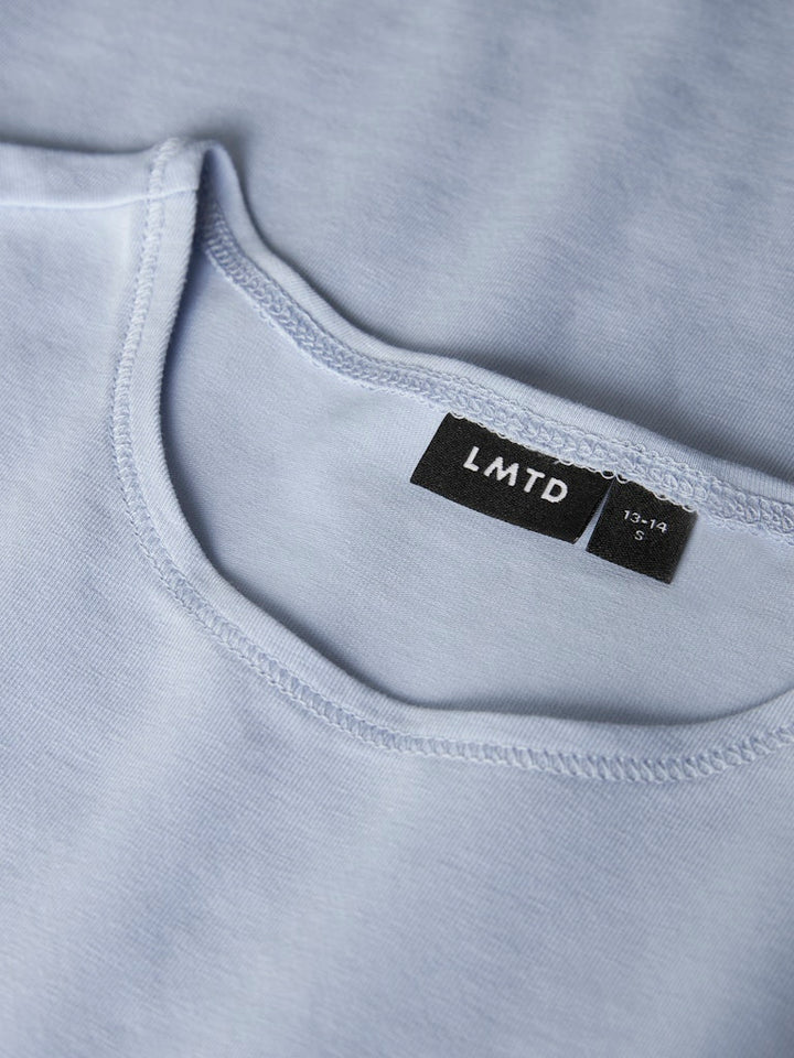 Kortärmad t-shirt till ungdom tjej. Ljus blå enfärgad slim topp till flicka, ekologiska barnkläder från LMTD.
NLFBOVAS SS SHORT S TOP NOOS
13252452