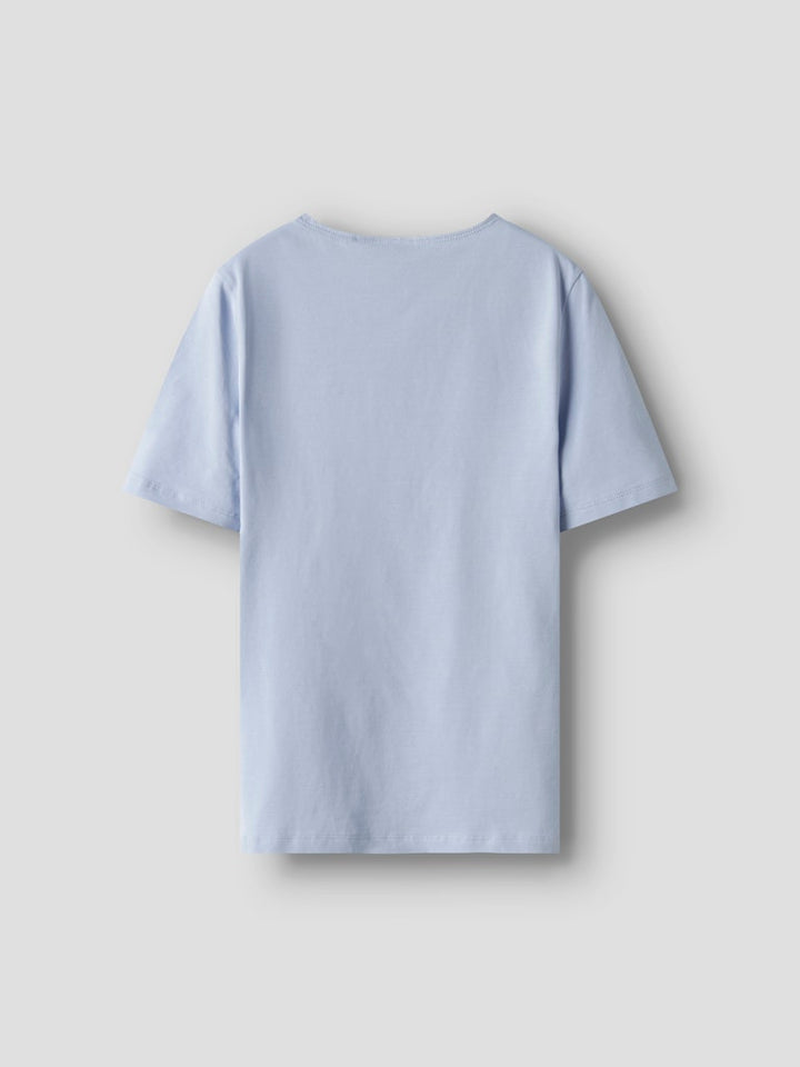 Kortärmad t-shirt till ungdom tjej. Ljus blå enfärgad slim topp till flicka, ekologiska barnkläder från LMTD.
NLFBOVAS SS SHORT S TOP NOOS
13252452