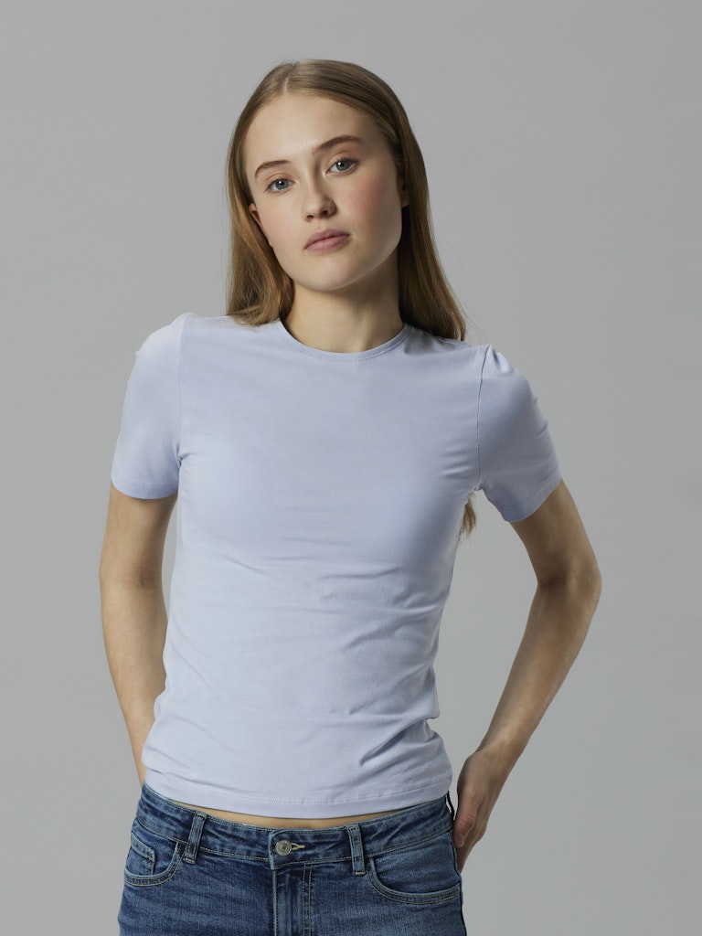 Kortärmad t-shirt till ungdom tjej. Ljus blå enfärgad slim topp till flicka, ekologiska barnkläder från LMTD.
NLFBOVAS SS SHORT S TOP NOOS
13252452