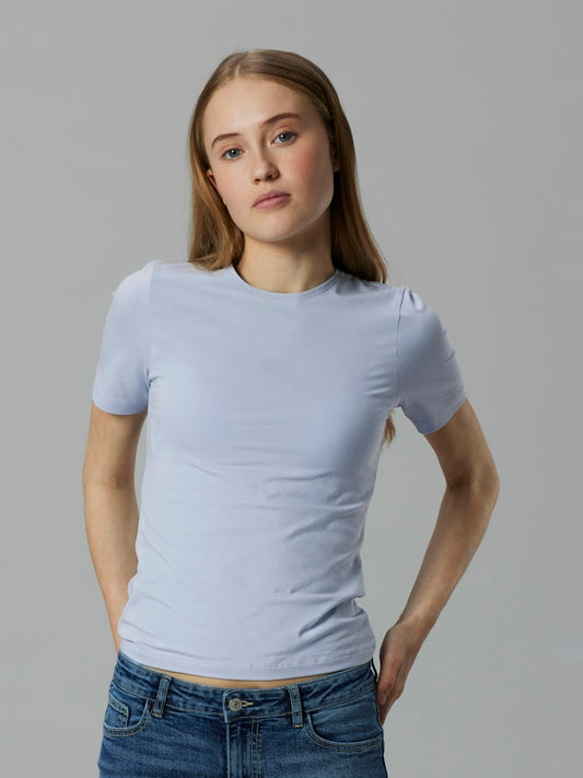 Kortärmad t-shirt till ungdom tjej. Ljus blå enfärgad slim topp till flicka, ekologiska barnkläder från LMTD.
NLFBOVAS SS SHORT S TOP NOOS
13252452