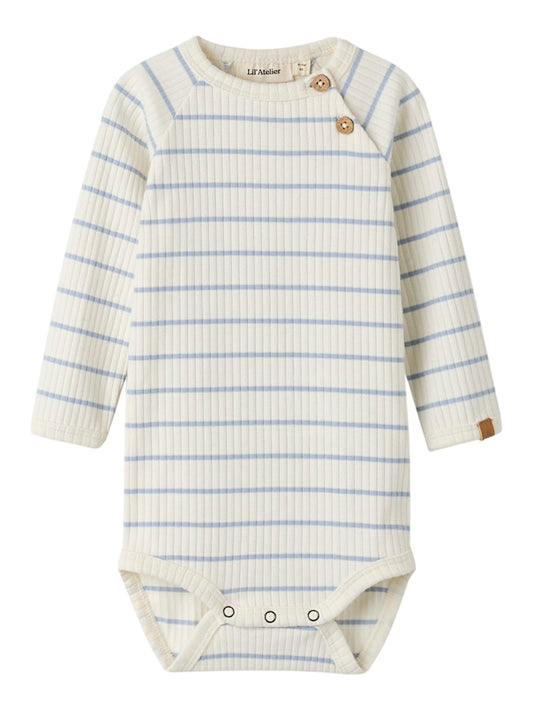 Vit och blå randig baby body till pojke. Ekologiska bebis kläder till nyfödd pojke, body suit från Lil 'Atelier.
NBMKAIL LS SLIM BODY LIL NOOS
13232014