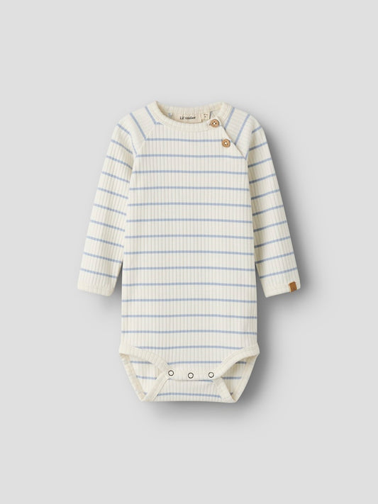 Vit och blå randig baby body till pojke. Ekologiska bebis kläder till nyfödd pojke, body suit från Lil 'Atelier.
NBMKAIL LS SLIM BODY LIL NOOS
13232014