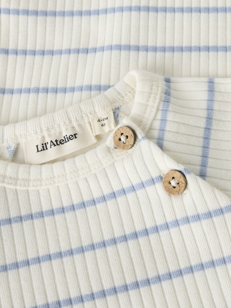 Vit och blå randig baby body till pojke. Ekologiska bebis kläder till nyfödd pojke, body suit från Lil 'Atelier.
NBMKAIL LS SLIM BODY LIL NOOS
13232014