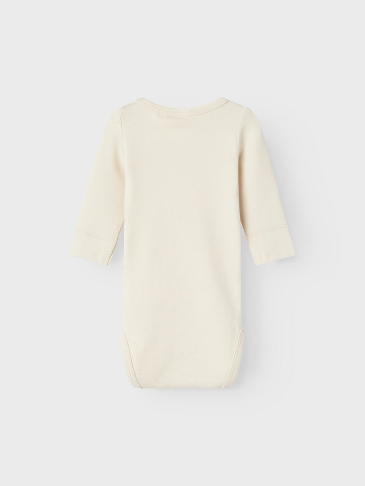 Vit Baby body i ekologisk bomull till bebis flicka och pojke. Kläder till nyfödd, vit neutral body.
NBNGAYO LS SLIM BODY LIL NOOS
13235901