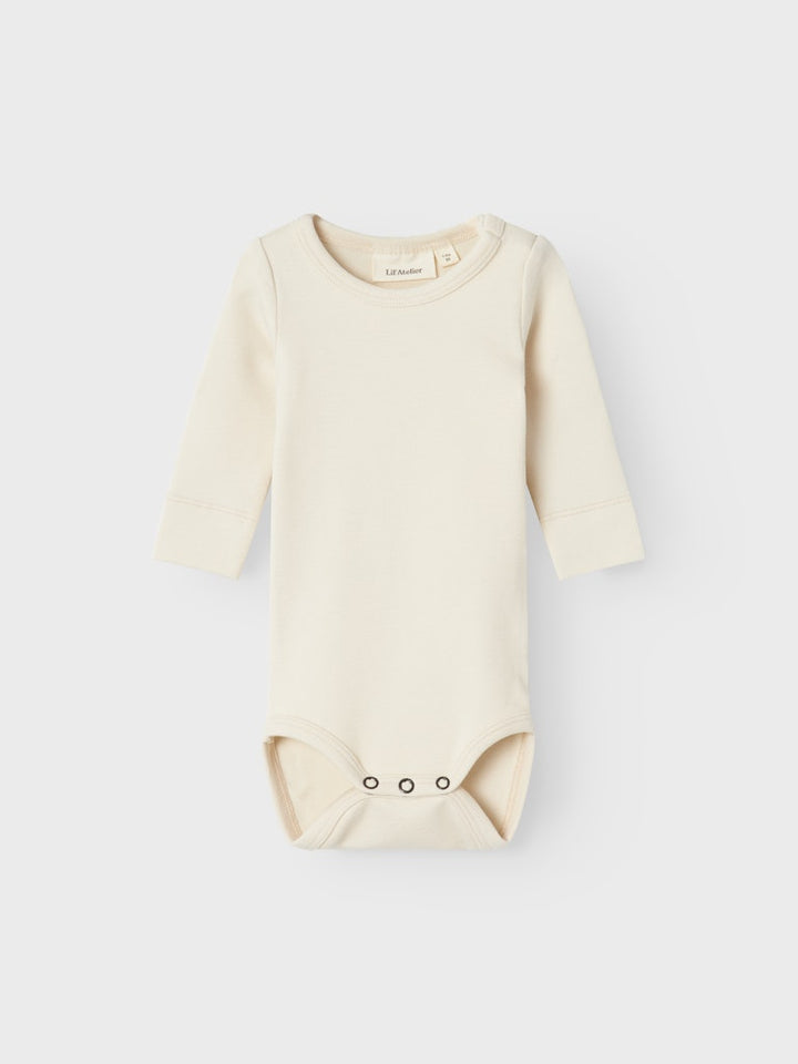 Vit Baby body i ekologisk bomull till bebis flicka och pojke. Kläder till nyfödd, vit neutral body.
NBNGAYO LS SLIM BODY LIL NOOS
13235901
