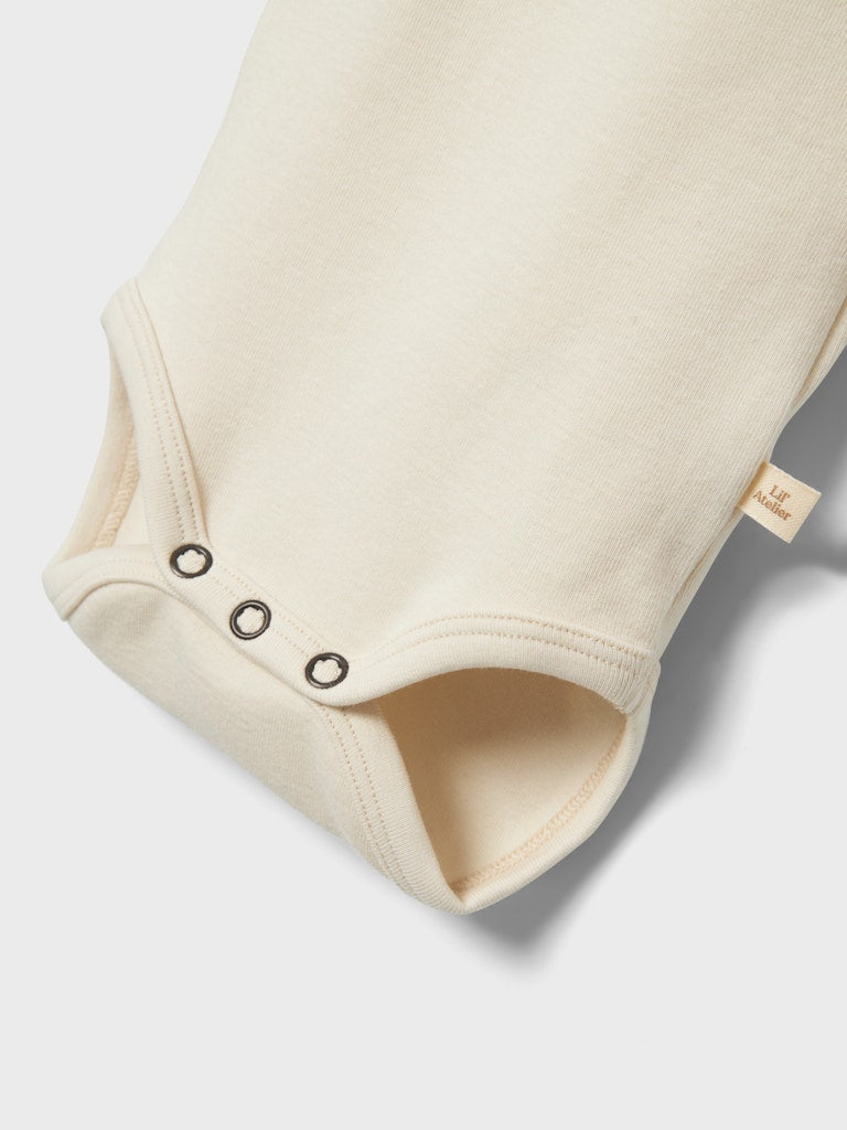 Vit Baby body i ekologisk bomull till bebis flicka och pojke. Kläder till nyfödd, vit neutral body.
NBNGAYO LS SLIM BODY LIL NOOS
13235901