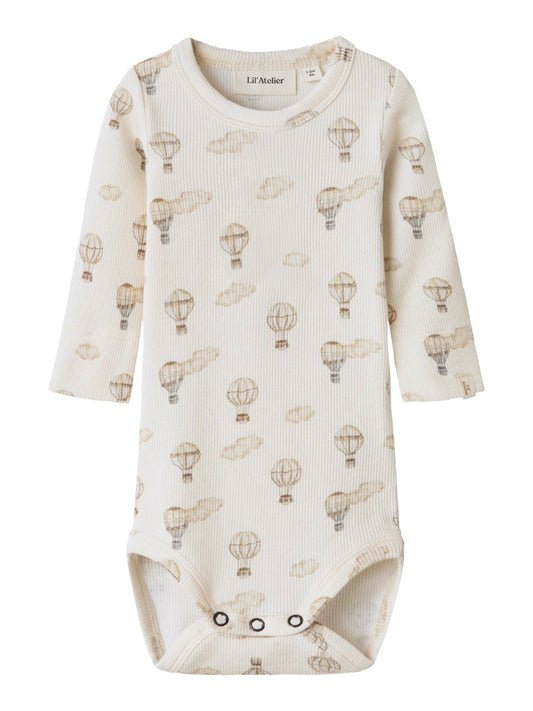 Ribbad vit baby body med beige luftballonger till bebis pojke och flicka. Ekologiska nyfödd kläder från Lil 'Atelier.
NBNGAVO EMO LS SLIM BODY LIL NOOS
13239256