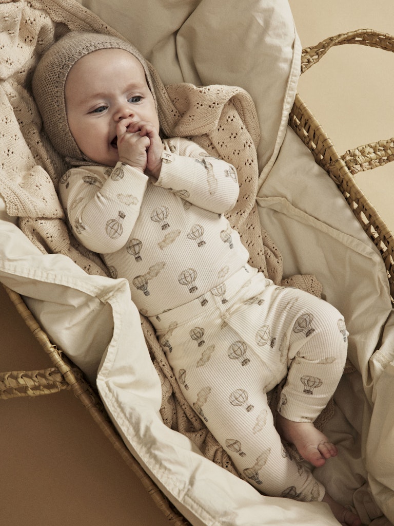 Ribbad vit baby body med beige luftballonger till bebis pojke och flicka. Ekologiska nyfödd kläder från Lil 'Atelier.
NBNGAVO EMO LS SLIM BODY LIL NOOS
13239256