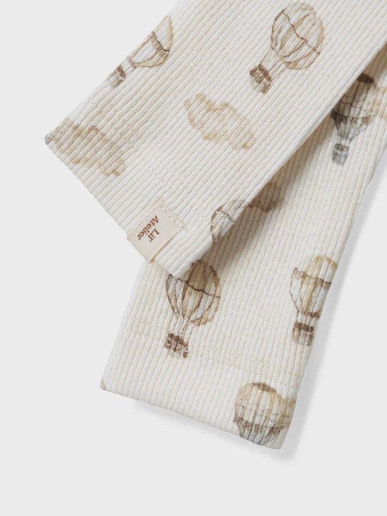 Vit baby leggings med beige mönstrade luftballonger till bebis flicka och pojke. Ekologiska baby kläder från Lil 'Atelier
NBNGAVO ELF SLIM LEGGING LIL NOOS
13239257