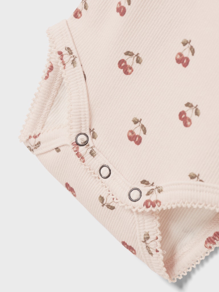 Söt baby body med volanger. Bebis body till flicka, rosa med små röda körsbär. Ekologiska Baby kläder.
NBFLAVO EVE LS SLIM BODY LIL NOOS
13245188