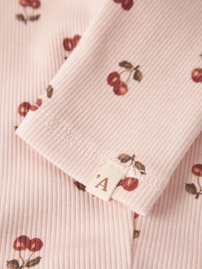 Söt baby body med volanger. Bebis body till flicka, rosa med små röda körsbär. Ekologiska Baby kläder.
NBFLAVO EVE LS SLIM BODY LIL NOOS
13245188