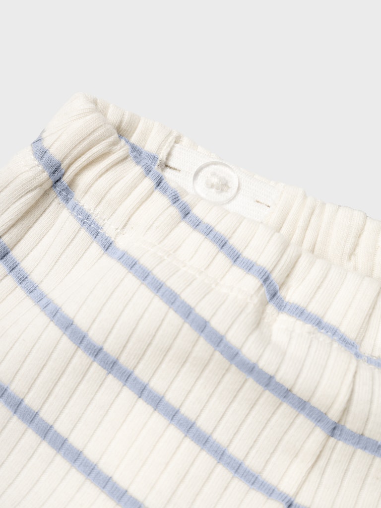 Randig baby byxa till bebis pojke. Bebis byxa, ekologiska barnkläder till nyfödd pojke från Lil 'Atelier.
NBMKAIL REG PANT LIL NOOS
13232016