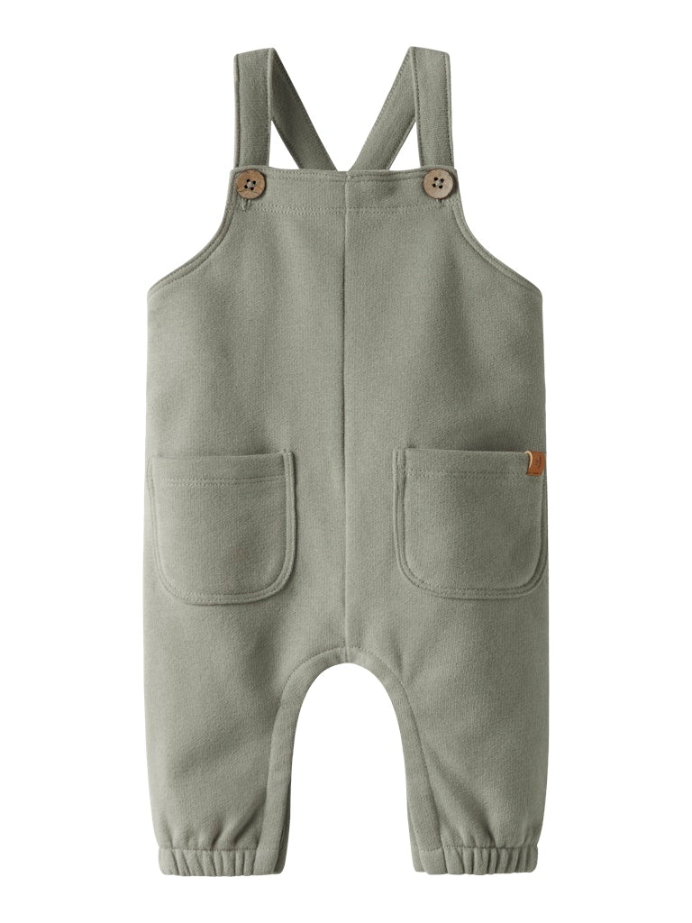 Grön hängselbyxa till bebis pojke. Baby byxor till nyfödd pojke, ekologiska babykläder från Lil 'Atelier.
NBMILONDON LOOSE SWEAT OVERALL BRU LIL
13251230