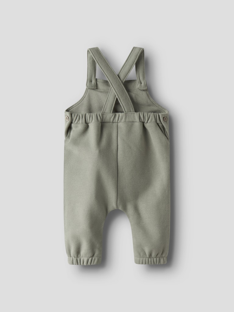 Grön hängselbyxa till bebis pojke. Baby byxor till nyfödd pojke, ekologiska babykläder från Lil 'Atelier.
NBMILONDON LOOSE SWEAT OVERALL BRU LIL
13251230