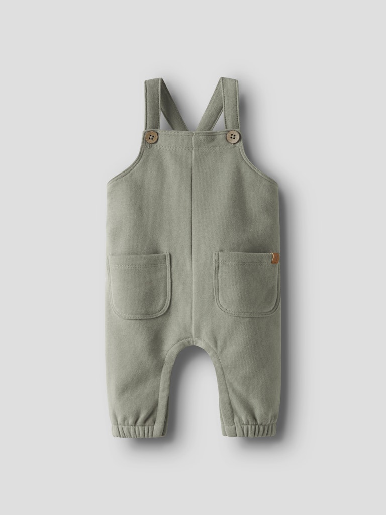 Grön hängselbyxa till bebis pojke. Baby byxor till nyfödd pojke, ekologiska babykläder från Lil 'Atelier.
NBMILONDON LOOSE SWEAT OVERALL BRU LIL
13251230
