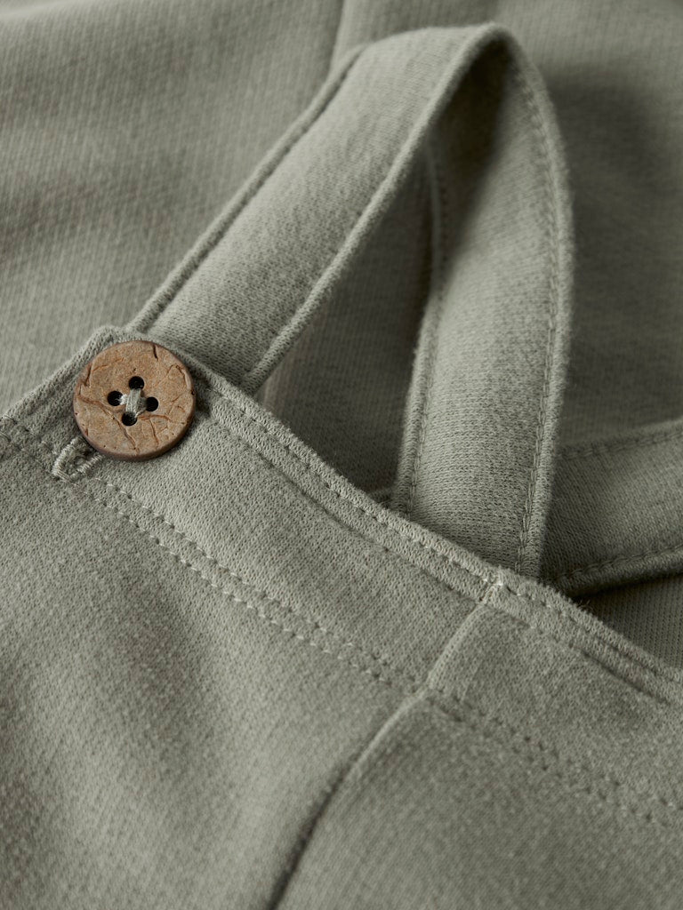 Grön hängselbyxa till bebis pojke. Baby byxor till nyfödd pojke, ekologiska babykläder från Lil 'Atelier.
NBMILONDON LOOSE SWEAT OVERALL BRU LIL
13251230