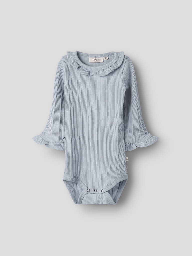 Blå baby body till flicka. Söt body suit med volanger till nyfödd bebis flicka. Ekologiska bebis kläder från Lil 'Atelier.
NBFTANSY LS SLIM BODY LIL
13250987