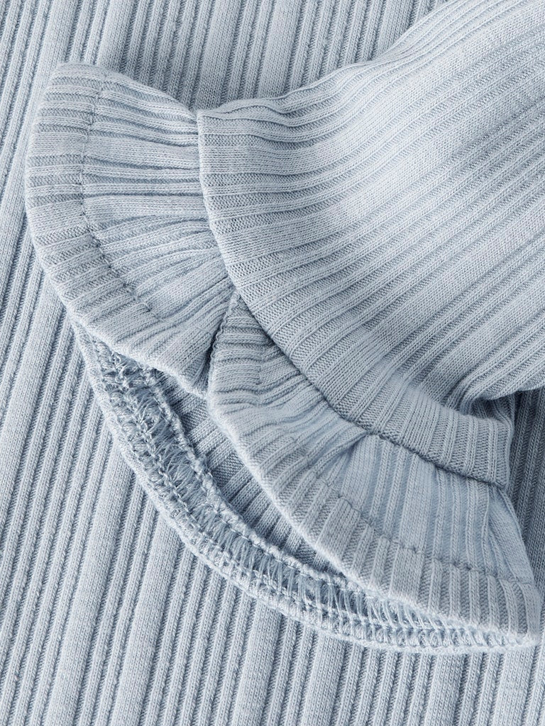 Blå baby body till flicka. Söt body suit med volanger till nyfödd bebis flicka. Ekologiska bebis kläder från Lil 'Atelier.
NBFTANSY LS SLIM BODY LIL
13250987