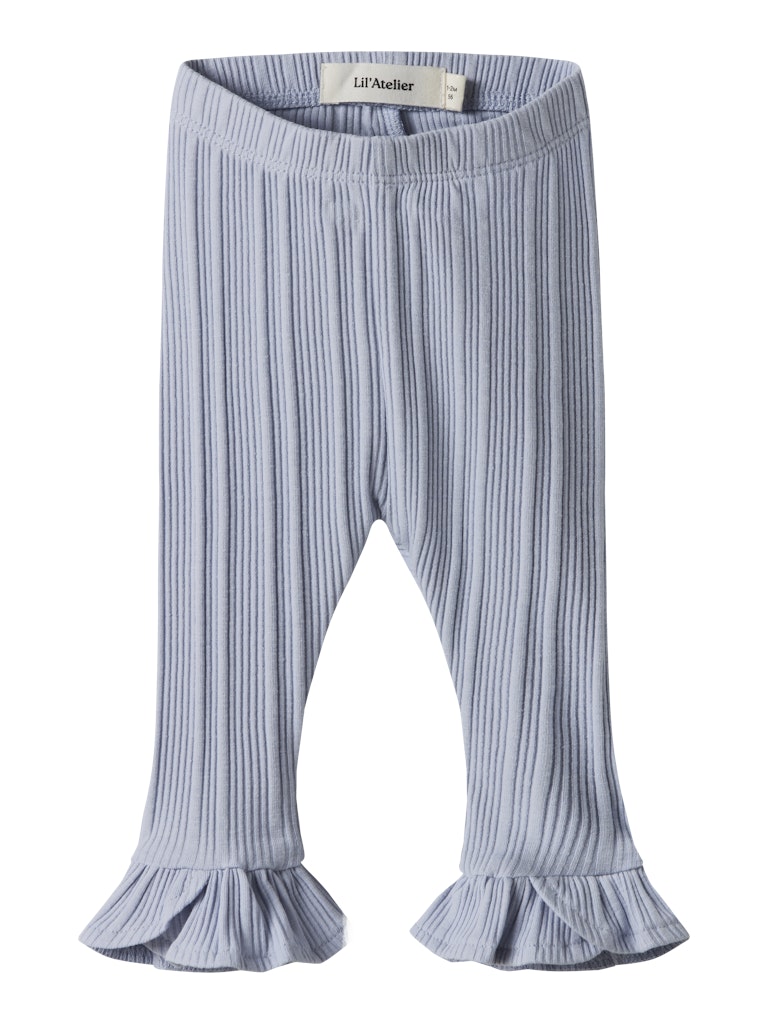 Blå baby leggings till flicka. Ekologiska bebis byxor från Lil'Atelier, söt byxa med volanger och utsvängd modell till nyfödd och liten flicka.
NBFTANSY SLIM LEGGINGS LIL
13251067