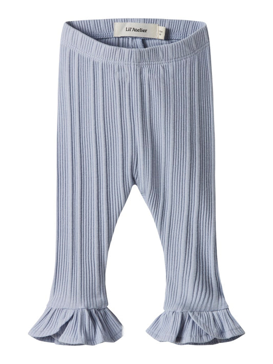 Blå baby leggings till flicka. Ekologiska bebis byxor från Lil'Atelier, söt byxa med volanger och utsvängd modell till nyfödd och liten flicka.
NBFTANSY SLIM LEGGINGS LIL
13251067