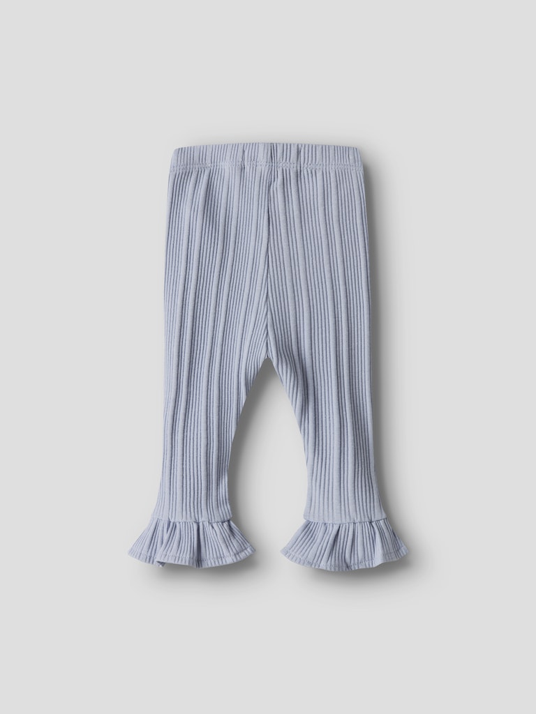 Blå baby leggings till flicka. Ekologiska bebis byxor från Lil'Atelier, söt byxa med volanger och utsvängd modell till nyfödd och liten flicka.
NBFTANSY SLIM LEGGINGS LIL
13251067