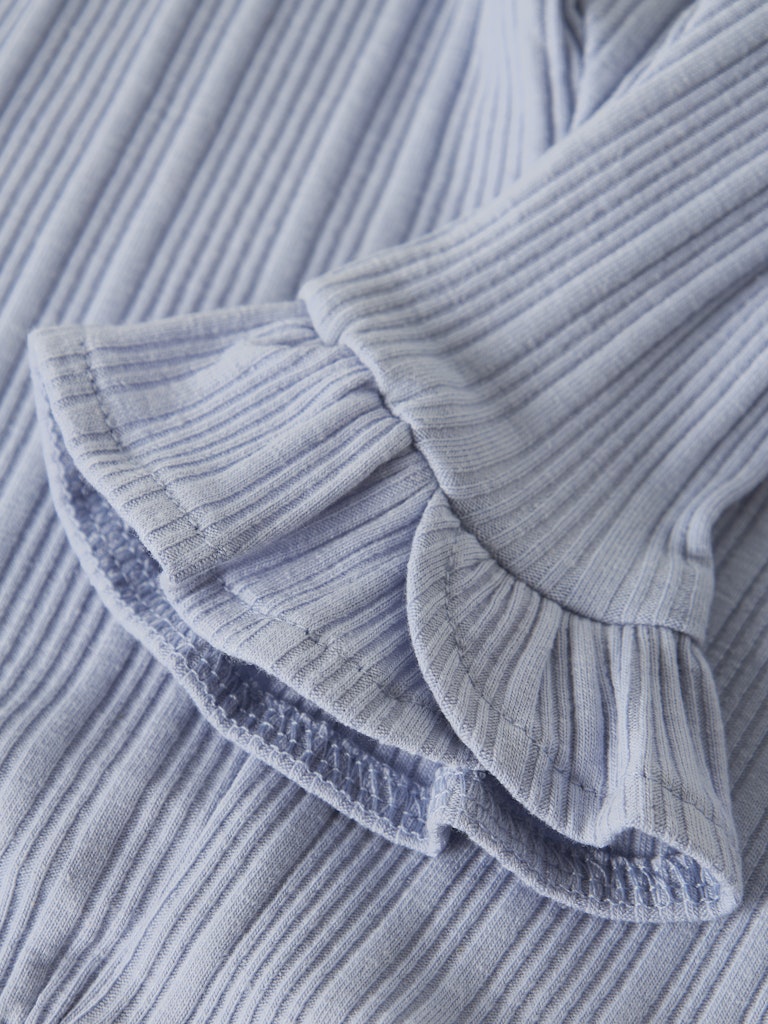 Blå baby leggings till flicka. Ekologiska bebis byxor från Lil'Atelier, söt byxa med volanger och utsvängd modell till nyfödd och liten flicka.
NBFTANSY SLIM LEGGINGS LIL
13251067