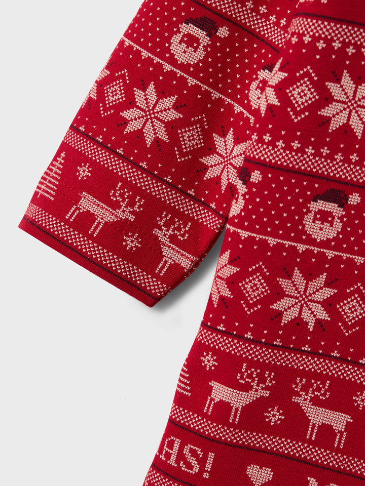 Röd julpyjamas till baby flicka och pojke. Låt första julen bli en mysig  tid tillsammans med din bebis och njut av långa mornar i en skön pyjamas. Babypyjamas med tomtar på.