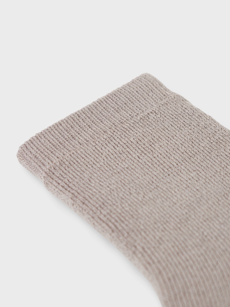 Grå tjocka merino ull strumpor till pojke och flicka. Varma barn strumpor, tjockstrumpor i ull från Name it.
NMFWAKSI WO/BL TERRY SOCK
13228513