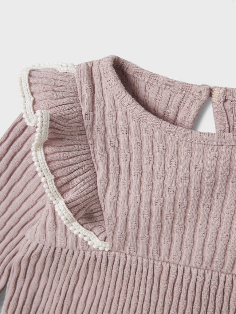 Rosa Baby klänning till flicka. Bebis klänning i ekologisk bomull från Name it. Bebisklänning med volanger vid axlarna.
NBFKOKKO LS DRESS
13244636