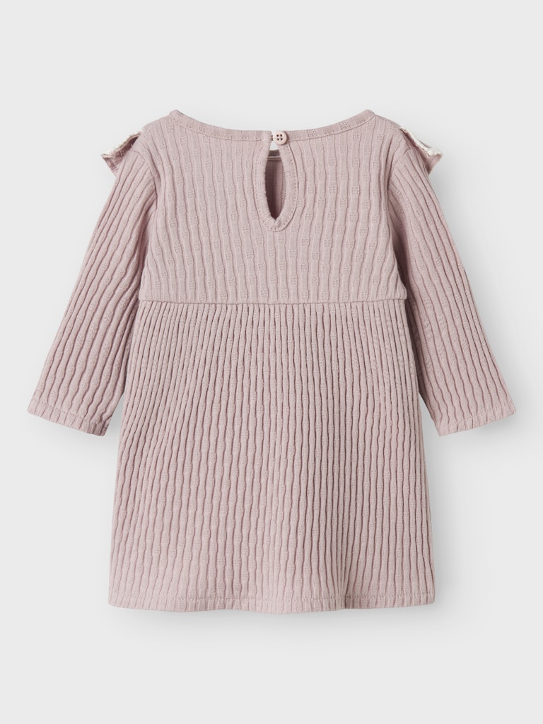 Rosa Baby klänning till flicka. Bebis klänning i ekologisk bomull från Name it. Bebisklänning med volanger vid axlarna.
NBFKOKKO LS DRESS
13244636