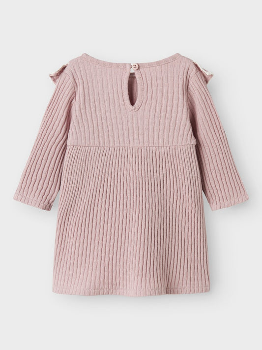 Rosa Baby klänning till flicka. Bebis klänning i ekologisk bomull från Name it. Bebisklänning med volanger vid axlarna.
NBFKOKKO LS DRESS
13244636