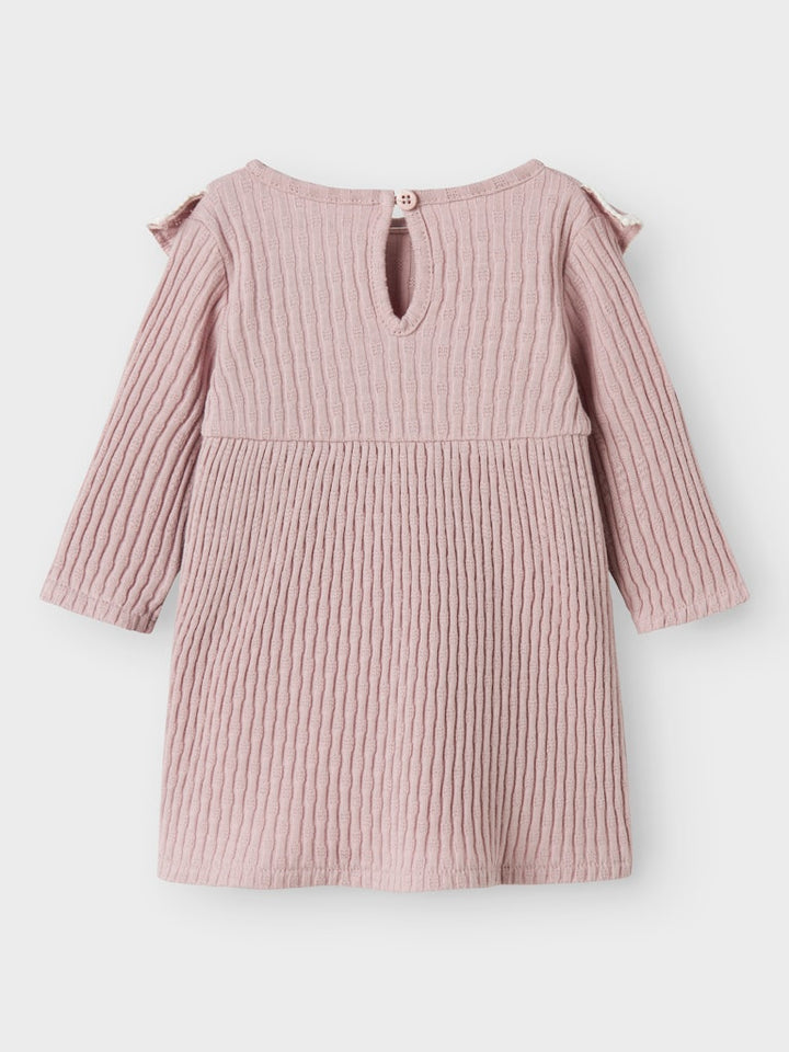 Rosa Baby klänning till flicka. Bebis klänning i ekologisk bomull från Name it. Bebisklänning med volanger vid axlarna.
NBFKOKKO LS DRESS
13244636