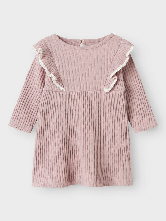 Rosa Baby klänning till flicka. Bebis klänning i ekologisk bomull från Name it. Bebisklänning med volanger vid axlarna.
NBFKOKKO LS DRESS
13244636