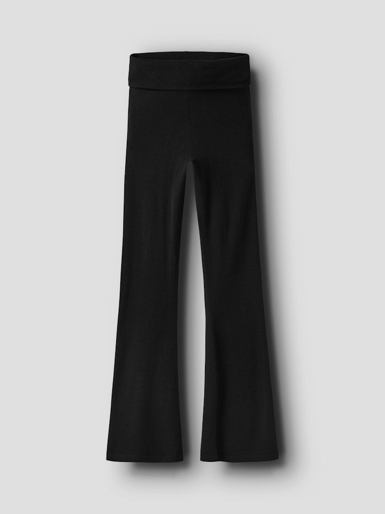 Svart mjuk och skön yogapant till flicka. Tjej byxa i utsvängd modell till barn och ungdom.
NKFNULLARIA KNIT PANT
13246490