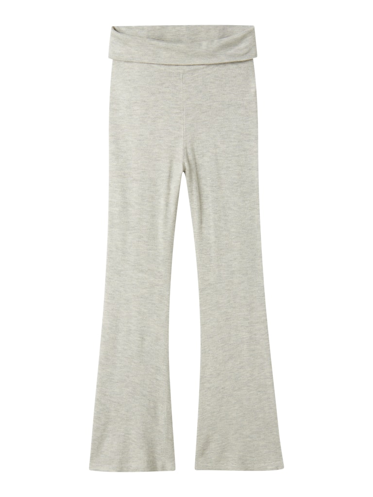 Grå mjuk och skön yogapant till flicka. Tjej byxa i utsvängd modell till barn och ungdom.
NKFNULLARIA KNIT PANT
13246490