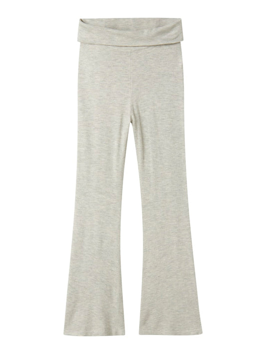 Grå mjuk och skön yogapant till flicka. Tjej byxa i utsvängd modell till barn och ungdom.
NKFNULLARIA KNIT PANT
13246490