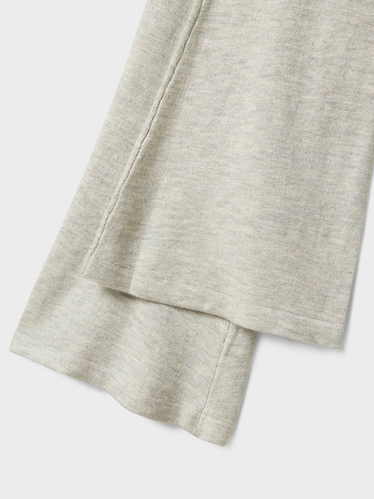 Grå mjuk och skön yogapant till flicka. Tjej byxa i utsvängd modell till barn och ungdom.
NKFNULLARIA KNIT PANT
13246490