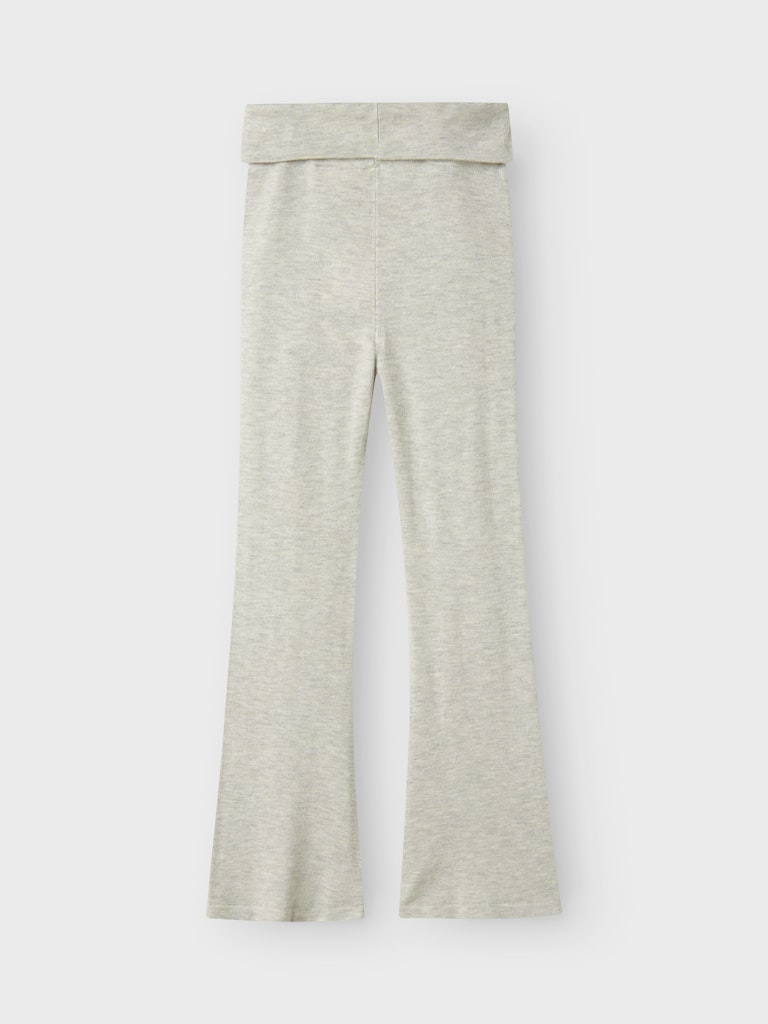 Grå mjuk och skön yogapant till flicka. Tjej byxa i utsvängd modell till barn och ungdom.
NKFNULLARIA KNIT PANT
13246490
